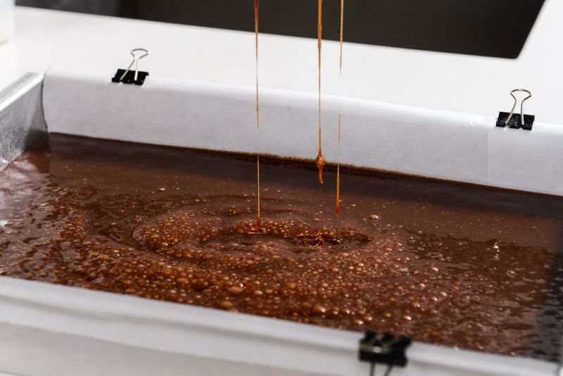Get the last drops of hot caramel into the pan.
