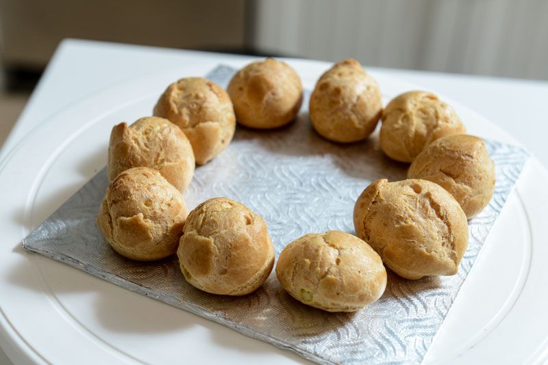 10 filled choux assembled in a circle.