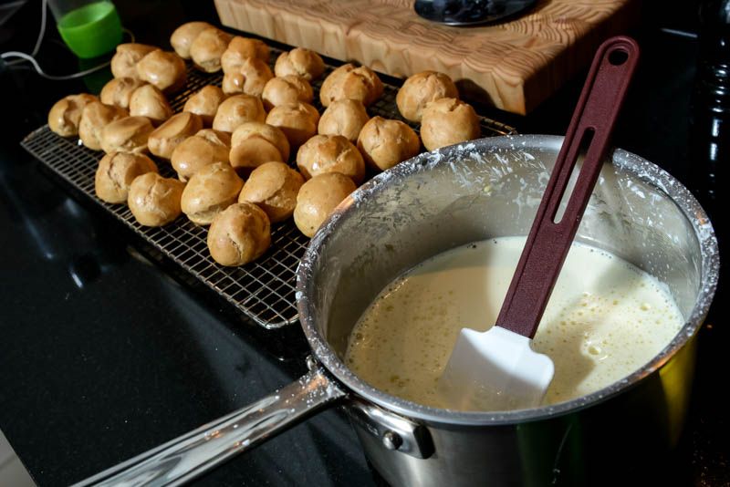 Cooking the pastry cream and stirring it with a spatula.