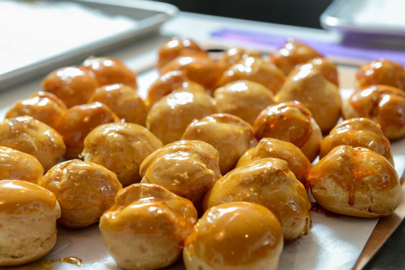 Cooling sugar on the choux.