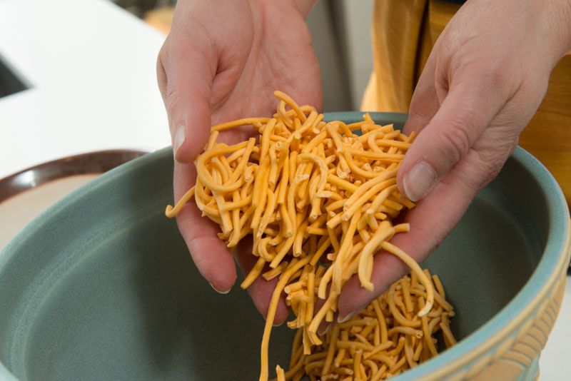 The chow mein noodles are dry and crispy.