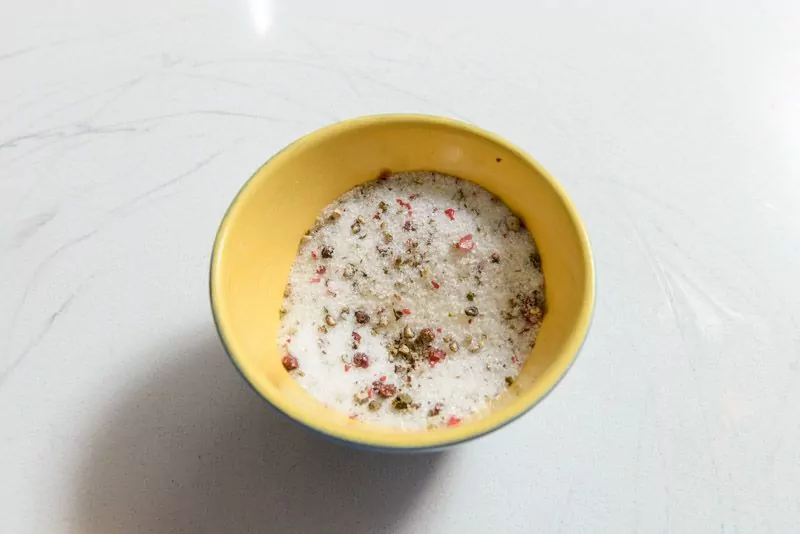 Mixing sugar into the remaining pepper.