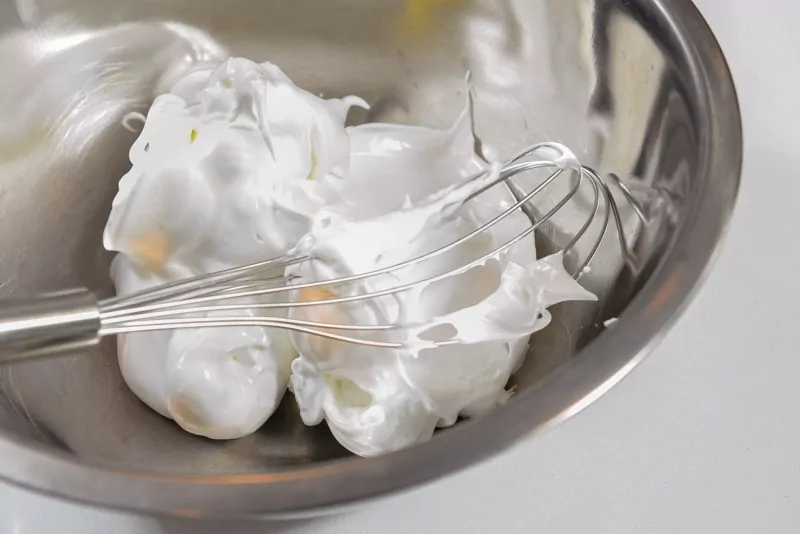 Sugar meringue makes meringue shiny.