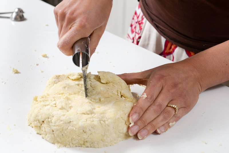 With a pastry scaper, cut the pastry in quarters.