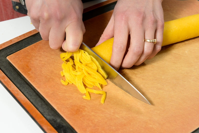 Slice the noodle dough as thin as possible.