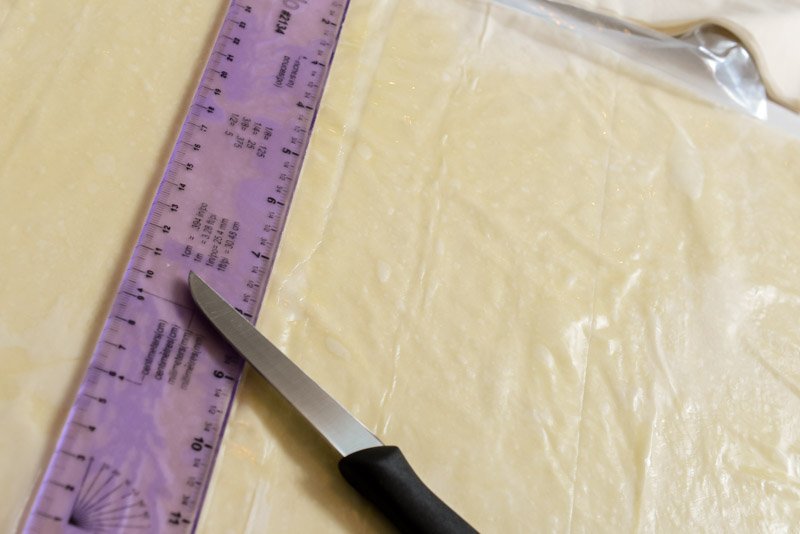 Cut the phyllo dough in 4″ squares.