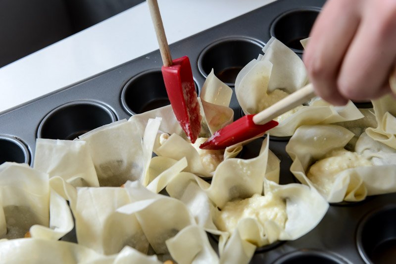 Fill the phyllo with ricotta filling.