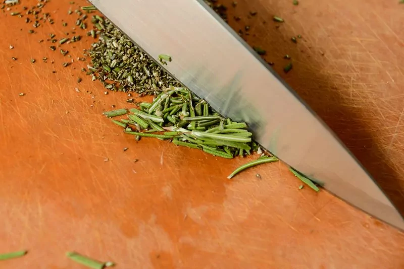 Cut rosemary very fine.