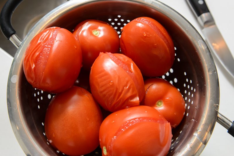 Tomatoes are ready to skin.