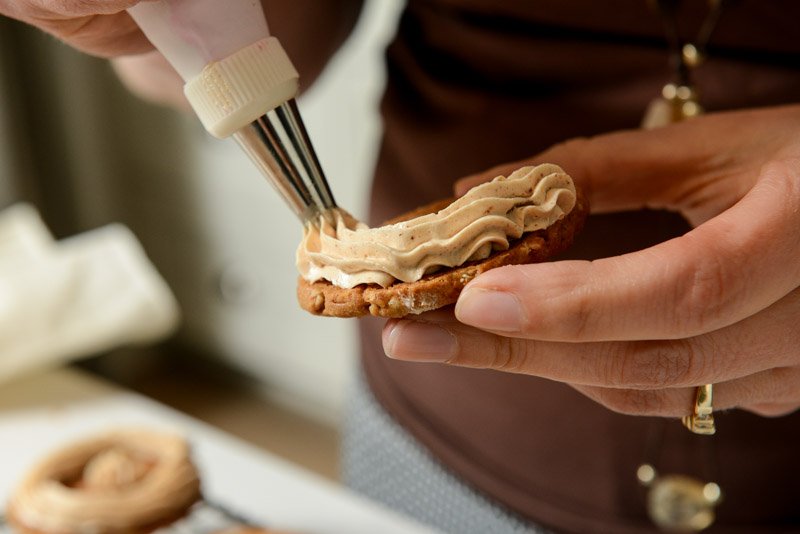 Filling the cookie.