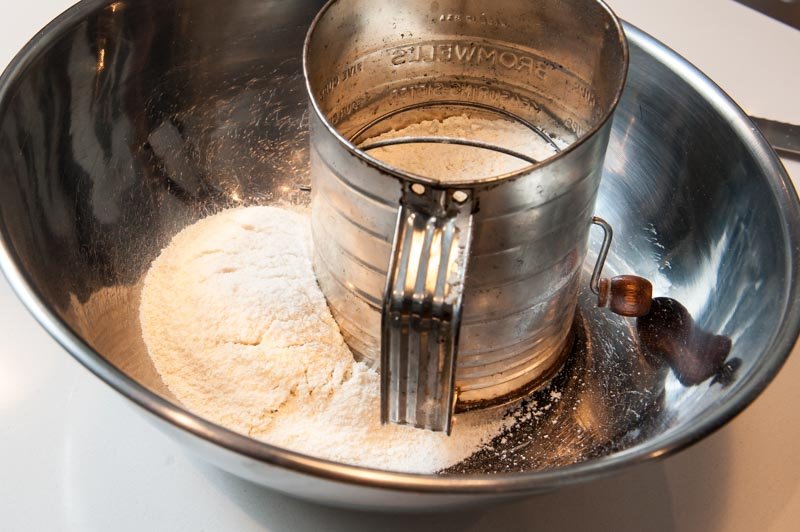 Almond flour and powdered sugar sifted in a wide bowl .