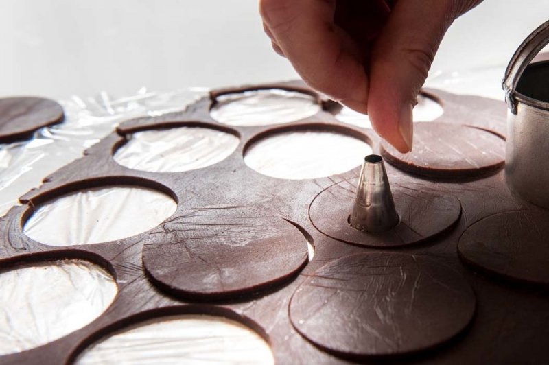 Cutting the whole of the chocolate shortbread