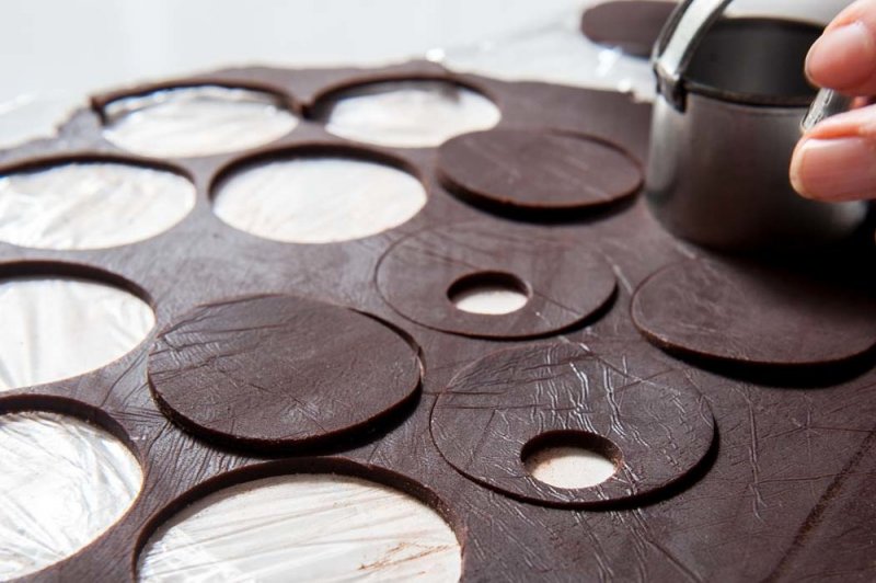 Cutting the chocolate shortbread