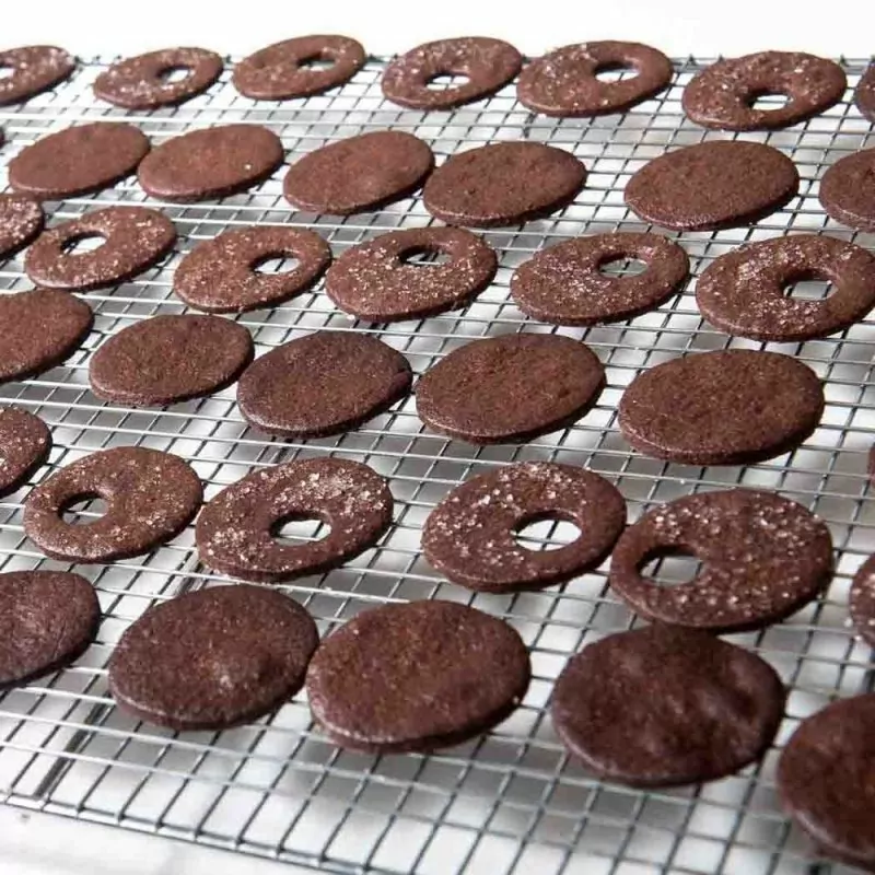 Baked chocolate shortbread cookies