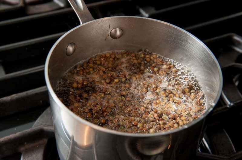 Simmering the green lentils.