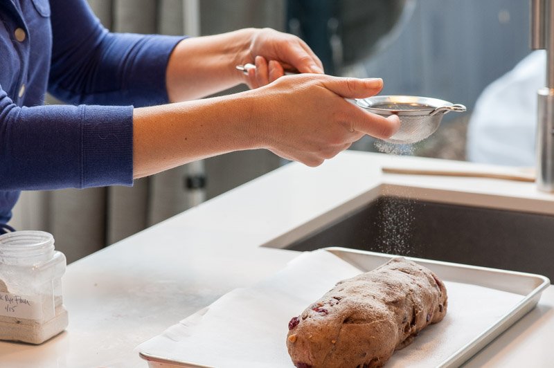 Sprinkling the unbaked dough with rye flour.