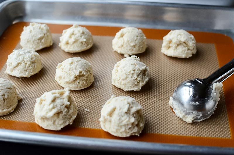 Scoop the cookie dough onto the tray.