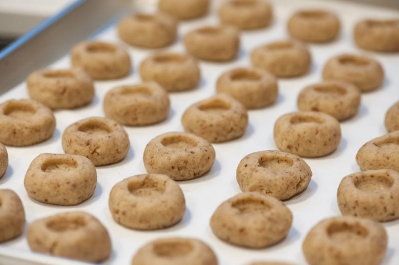 A crowded tray of cookies ready for the fridge.