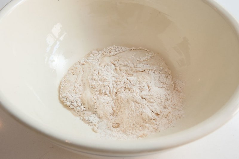 Dough starter with a flour blanket.