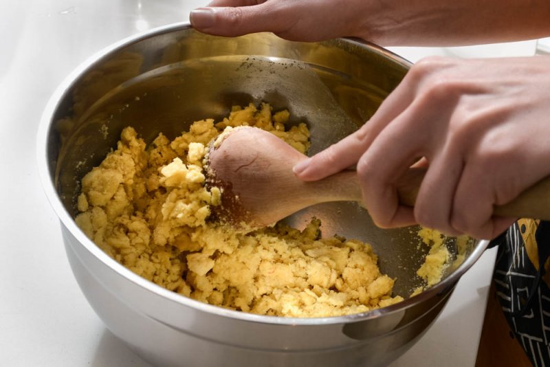 Mix the semolina dough.