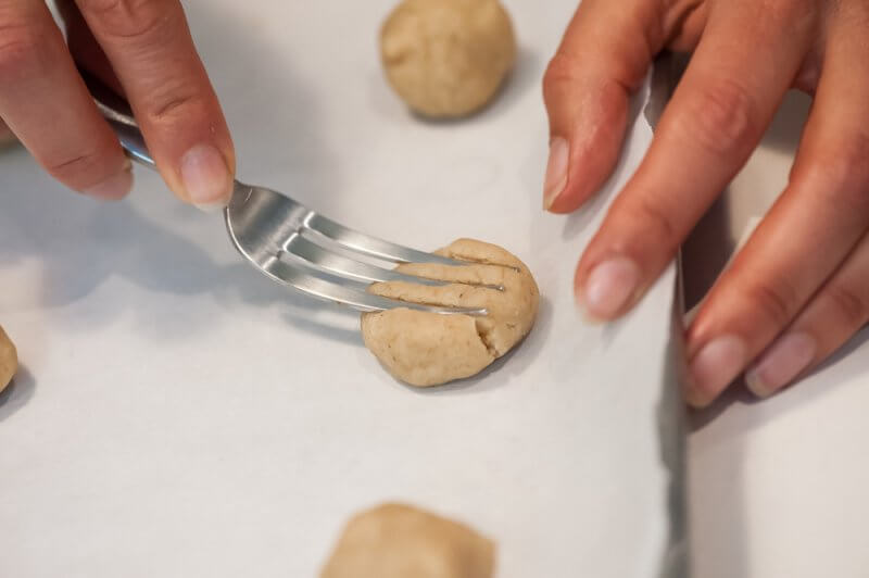 Marking the cookie dough.