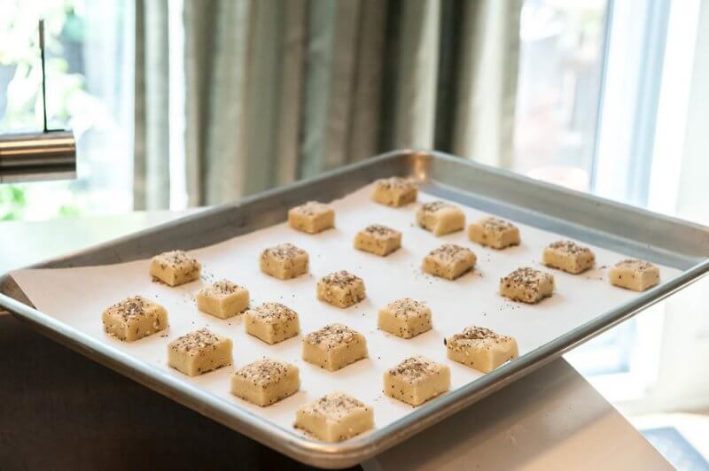 Placing the cookies on the tray.