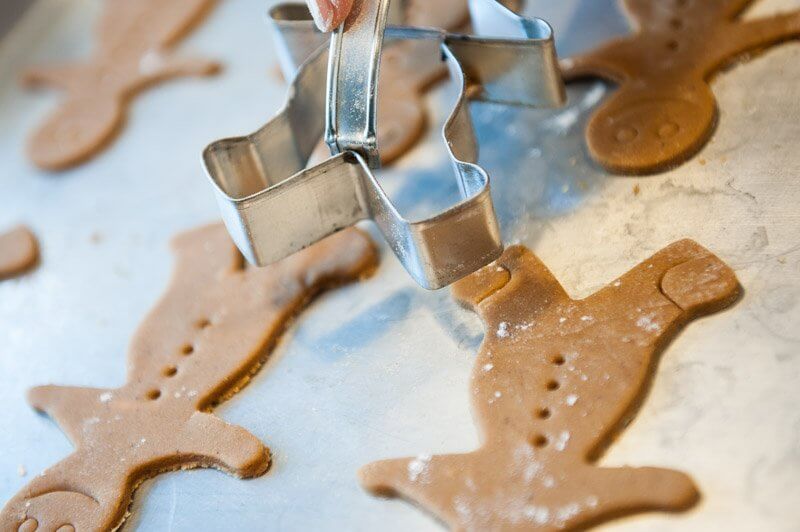 Mark the feet of the Gingerbread men.