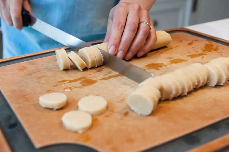 Slice the cookies to bake.