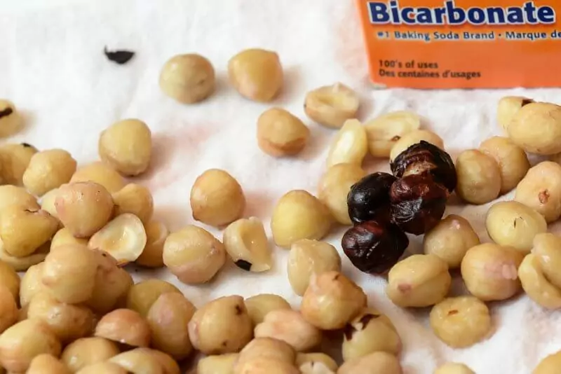 Peeling hazelnuts using baking soda.