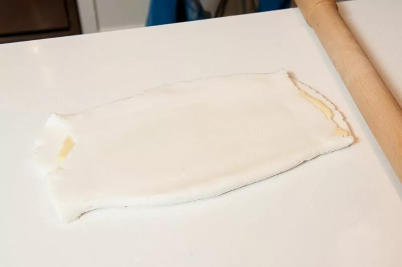Rolling the classic fondant and the white chocolate plastique together.