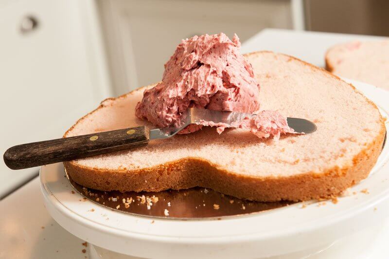 Filling the cake with strawberry mousseline.