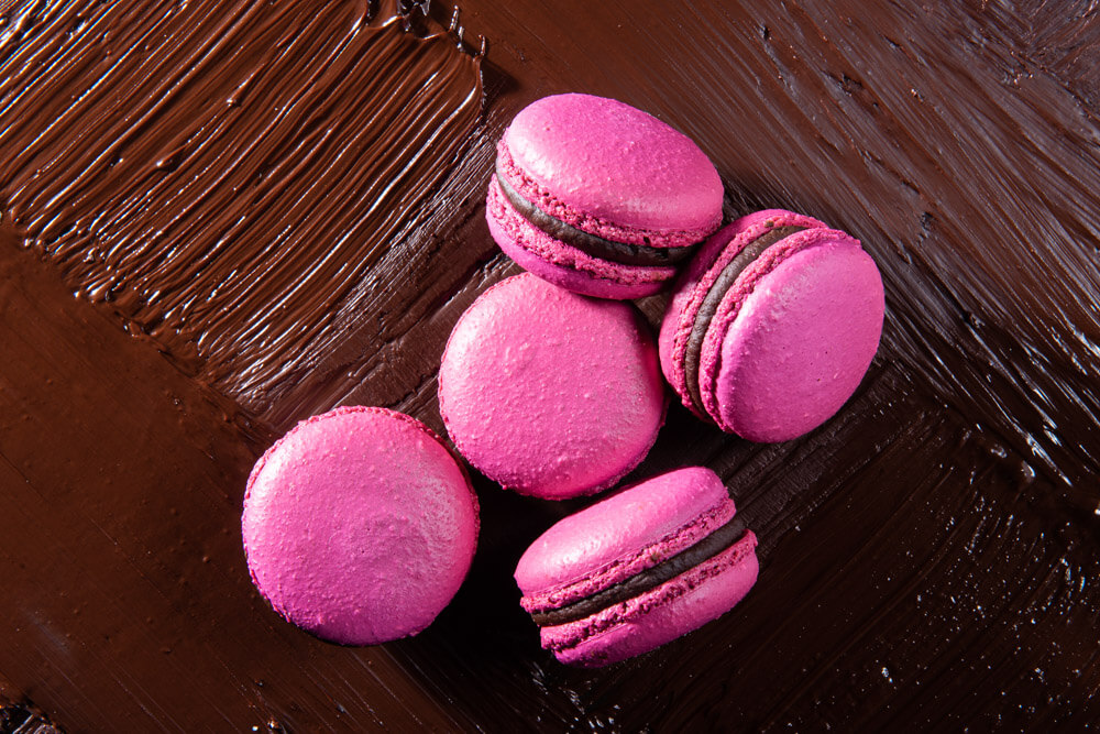Macarons au chocolat et aux framboises